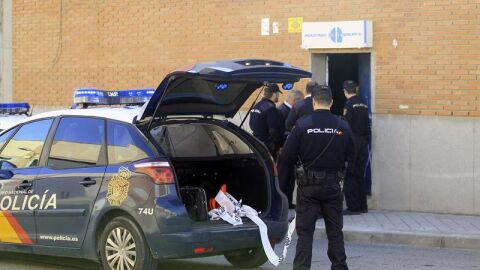 La Polic&iacute;a registra una de las naves en una macrooperaci&oacute;n de Hacienda contra el fraude en productos chinos