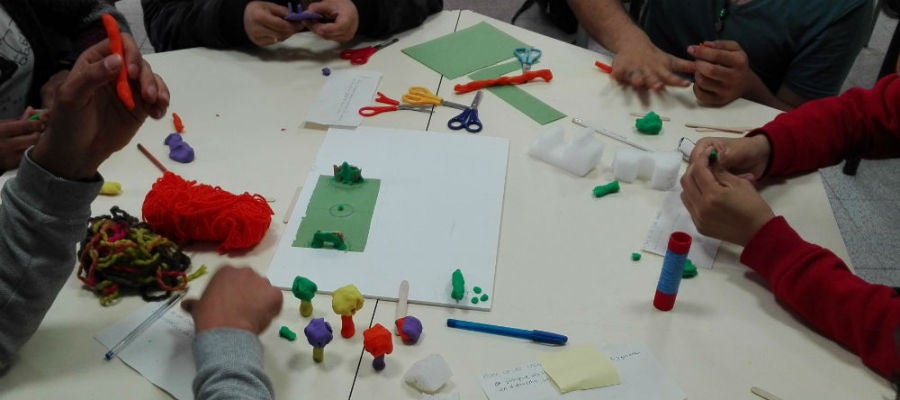 A lo largo de cinco meses, entre febrero y junio de este año, los alumnos del Master de Psicopedagogía de la Universidad Jaume I de Castellón, han elaborado un proyecto que tenía como objetivo, dinamizar el barrio de San Lorenzo. A lo largo de cinco meses, entre febrero y junio de este año, los alumnos del Master de Psicopedagogía de la Universidad Jaume I de Castellón, han elaborado un proyecto que tenía como objetivo, dinamizar el barrio de San Lorenzo.