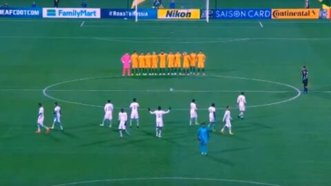 Los jugadores de Arabia Saud&iacute;, en el minuto de silencio en Australia