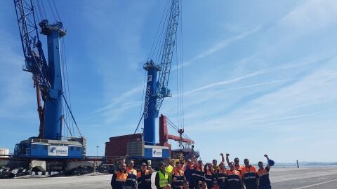 Grupo de estibadores durante las horas de paro