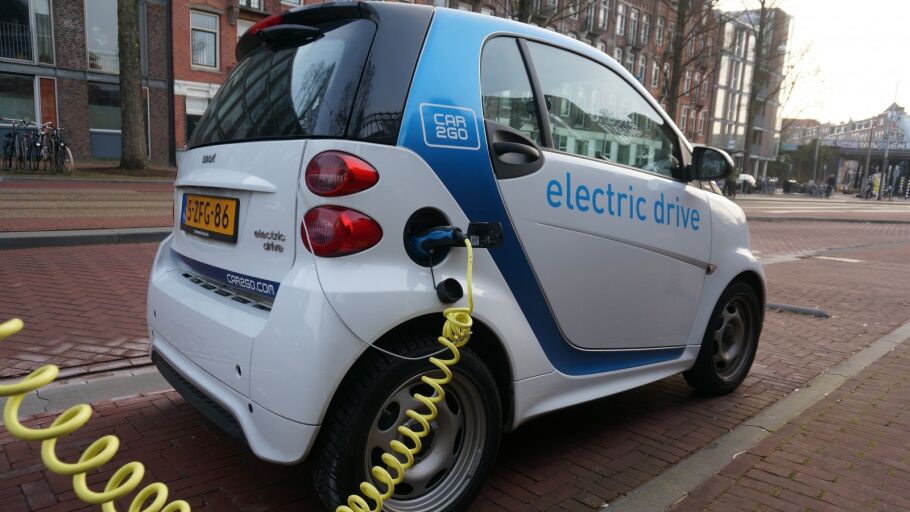 Los pros y contras de un coche el&eacute;ctrico o de gasolina con los precios de luz y combustible al alza