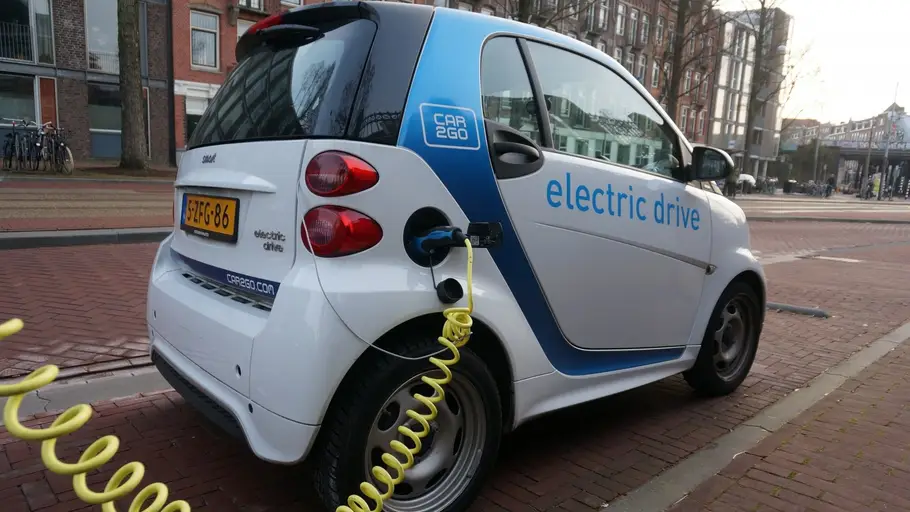 Los pros y contras de un coche eléctrico o de gasolina con los precios de luz y combustible al alza Los pros y contras de un coche eléctrico o de gasolina con los precios de luz y combustible al alza