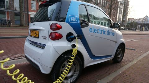 Los pros y contras de un coche el&eacute;ctrico o de gasolina con los precios de luz y combustible al alza