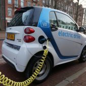 Los pros y contras de un coche eléctrico o de gasolina con los precios de luz y combustible al alza