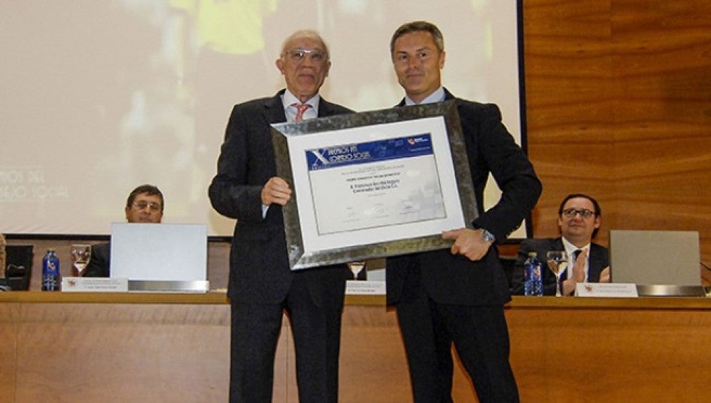 El ex entrenador del Elche Fran Escribá ya recibió el galardón en la X edición de los premios de la UMH por su estrecha colaboración con la Facultad de Ciencias Sociosanitarias de la Universidad, de manos de Francisco Borja.