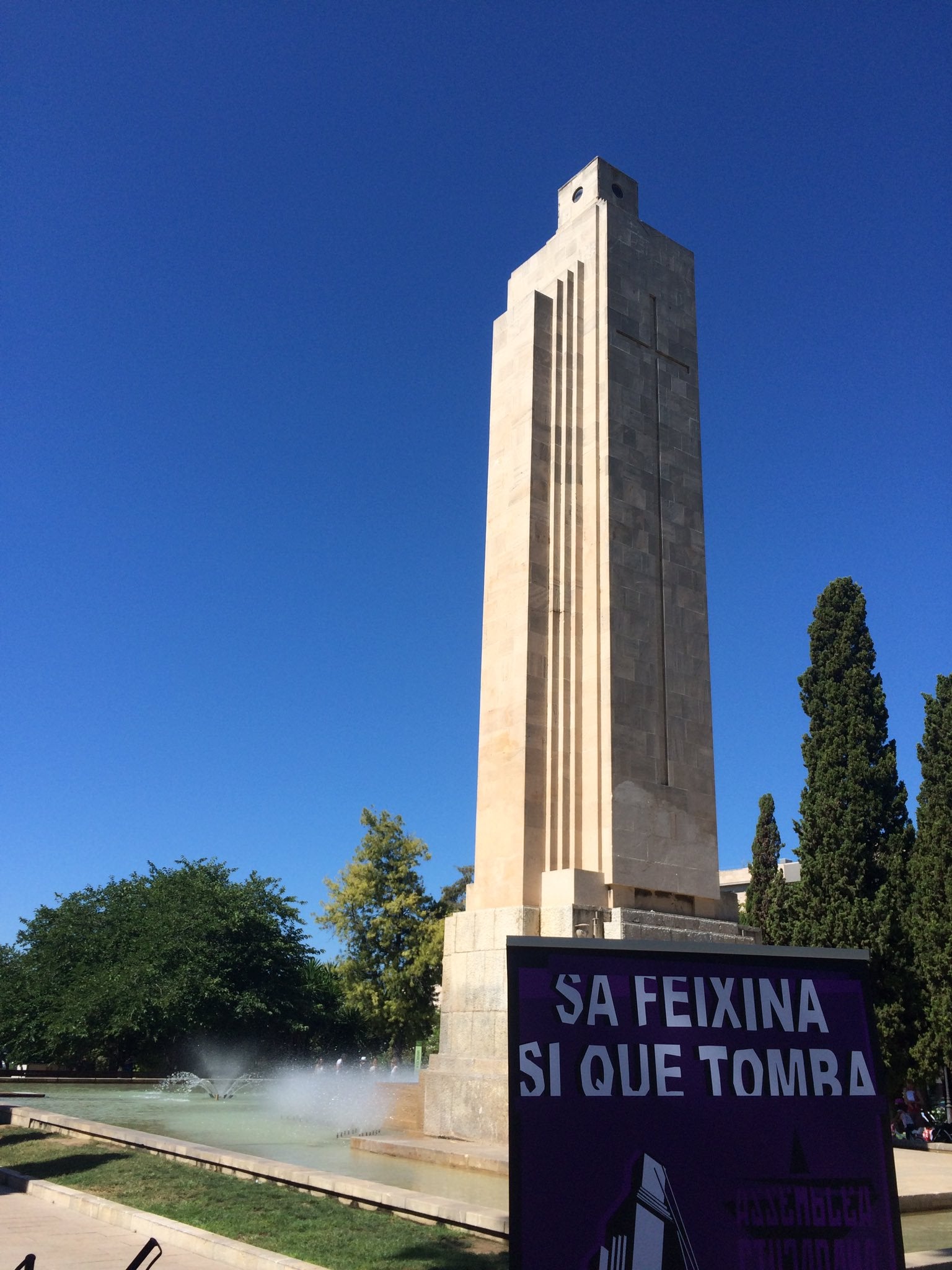 Palma anula el contrato de demolición del monolito al crucero Baleares Palma anula el contrato de demolición del monolito al crucero Baleares