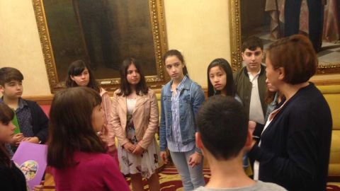 Alumnos del IES Jovellanos con Carmen Moriy&oacute;n