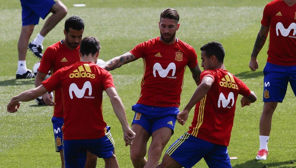 Thiago se ejercita en Las Rozas junto a sus compañeros de la selección española