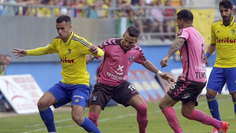Aketxe defiende un bal&oacute;n ante la presi&oacute;n de los jugadores del Tenerife