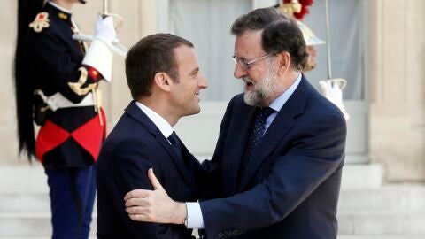 El presidente franc&eacute;s, Emmanuel Macron (i), da la bienvenida al jefe del Gobierno espa&ntilde;ol, Mariano Rajoy