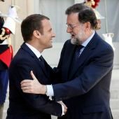 El presidente francés, Emmanuel Macron (i), da la bienvenida al jefe del Gobierno español, Mariano Rajoy