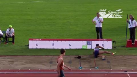 Blessing Okagbare pierde su peluca durante su salto de longitud