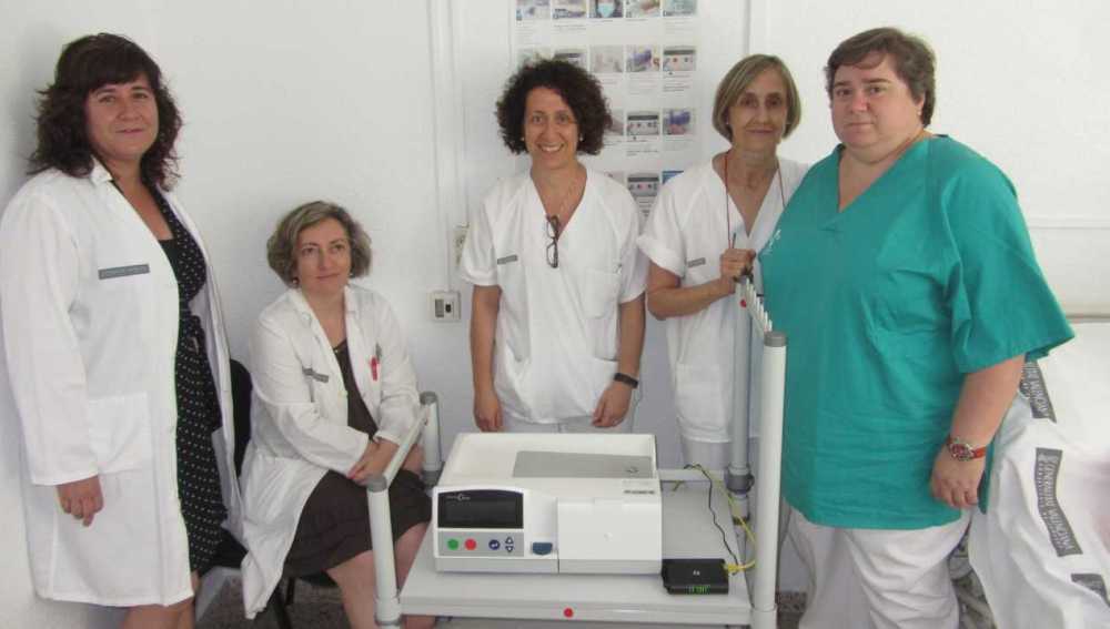 Profesional de la Unidad de Nefrología junto con la máquina gracias a la cual se controla la diálisis peritoneal de forma remota.