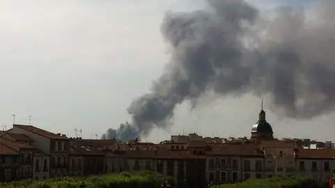 Incendio en Panificadora de Alcalá La columna de humo del Polígono Camporroso visible desde el centro de Alcalá