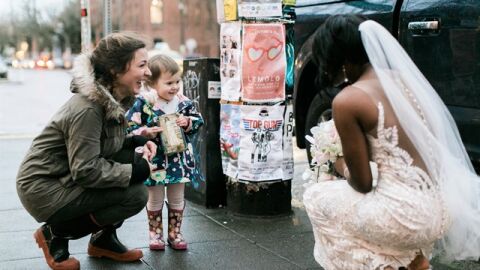 Ni&ntilde;a confunde a novia con princesa