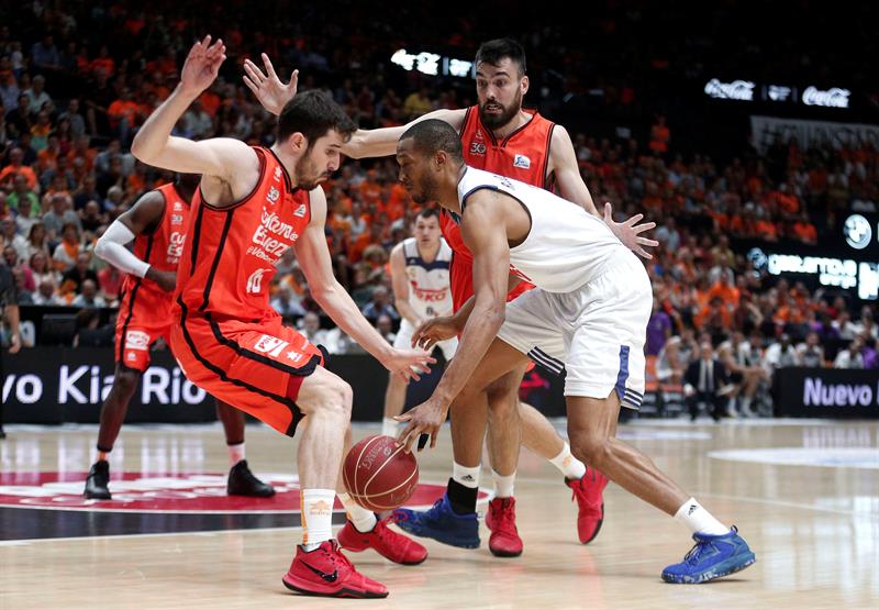 El Valencia Basket se proclama campeón de la Liga Endesa tras derrotar al Real Madrid en el cuarto partido El Valencia Basket se proclama campeón de la Liga Endesa tras derrotar al Real Madrid en el cuarto partido