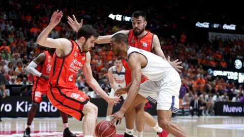 Randolph conduce el bal&oacute;n ante Guillem Vuives