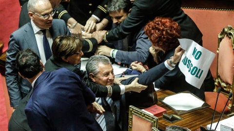 Senadores italianos de la Liga Norte protestan contra la tramitaci&oacute;n de una ley dirigida a conceder la nacionalidad a los hijos de inmigrantes nacidos en el pa&iacute;s