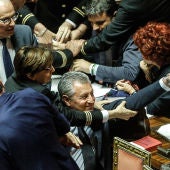 Senadores italianos de la Liga Norte protestan contra la tramitación de una ley dirigida a conceder la nacionalidad a los hijos de inmigrantes nacidos en el país