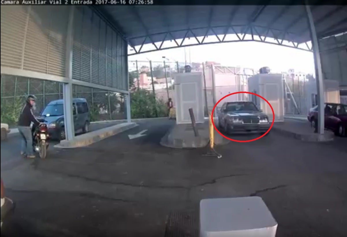 Un coche kamikaze con nueve inmigrantes arrolla y hiere a dos agentes en el paso fronterizo de Melilla Un coche kamikaze con nueve inmigrantes arrolla y hiere a dos agentes en el paso fronterizo de Melilla