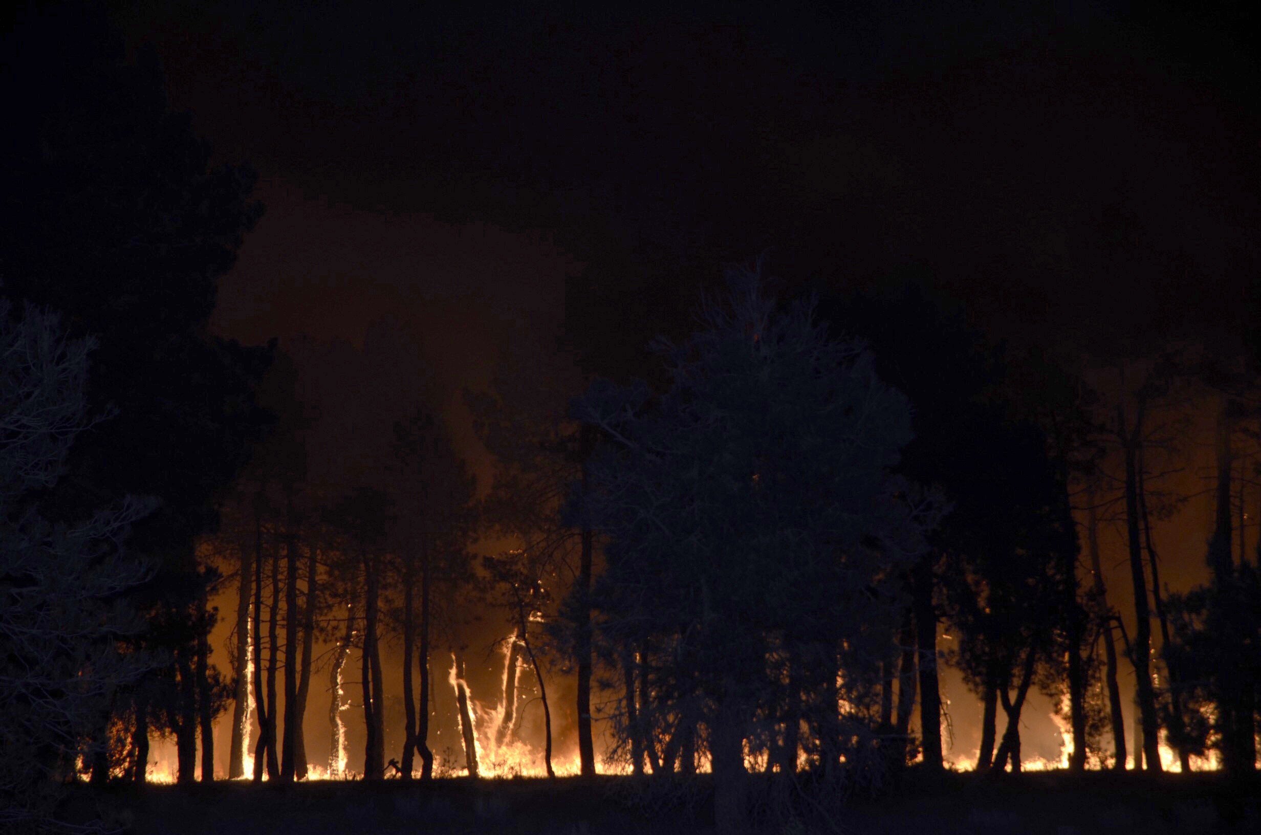Desalojadas 30 personas por un incendio en Navalilla (Segovia) Desalojadas 30 personas por un incendio en Navalilla (Segovia)