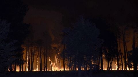 Treinta personas han sido desalojadas en Navalilla (Segovia) por el incendio