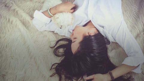 5 motivos por los cuales NUNCA debes recogerte el pelo para dormir