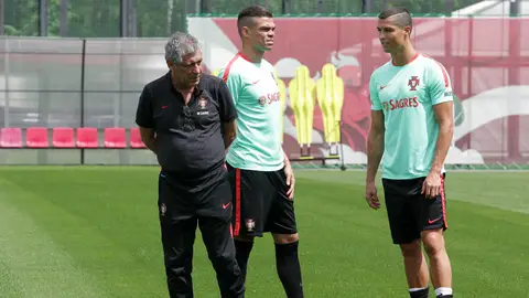 Cristiano, con Pepe y Fernando Santos Cristiano, con Pepe y Fernando Santos