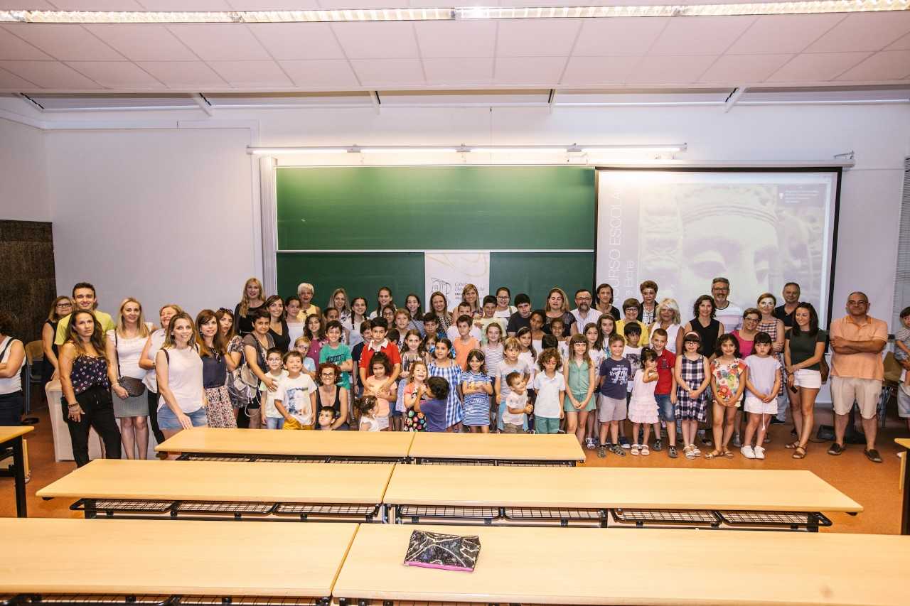 El colegio Ferrández Cruz de Elche se alza con el primer premio del Concurso Escolar Dama de Elche de la UMH El colegio Ferrández Cruz de Elche se alza con el primer premio del Concurso Escolar Dama de Elche de la UMH