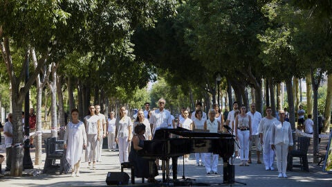Momento del acto de recuerdo y reconocimiento del Ayuntamiento de Barcelona a las v&iacute;ctimas del atentado de Hipercor