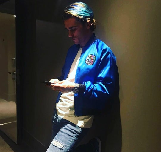 Antoine Griezmann estrena look...¡y se tiñe el pelo de azul! Antoine Griezmann estrena look...¡y se tiñe el pelo de azul!