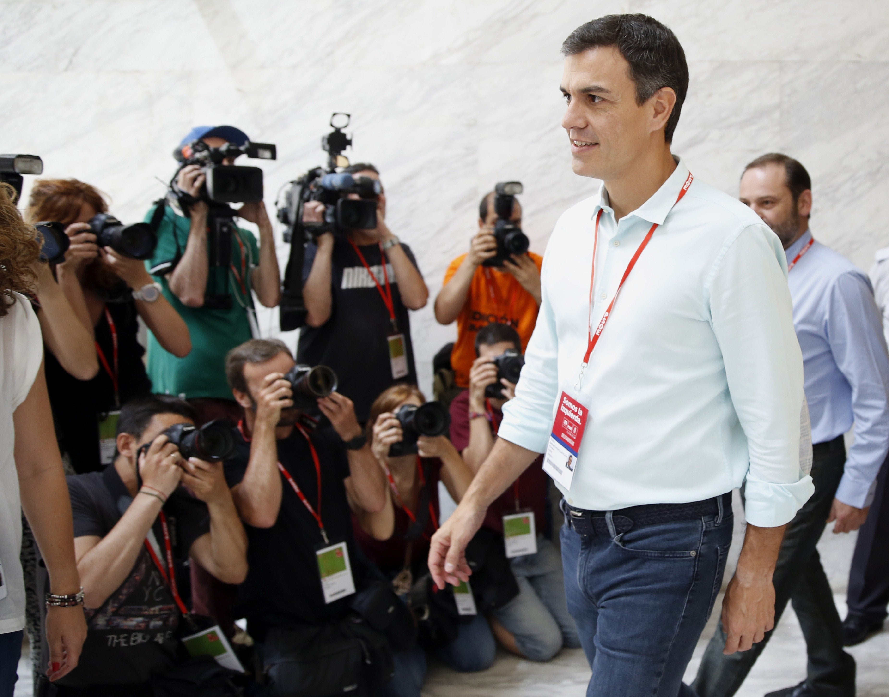 Sánchez forma una ejecutiva de 49 miembros, paritaria y sin críticos Sánchez forma una ejecutiva de 49 miembros, paritaria y sin críticos