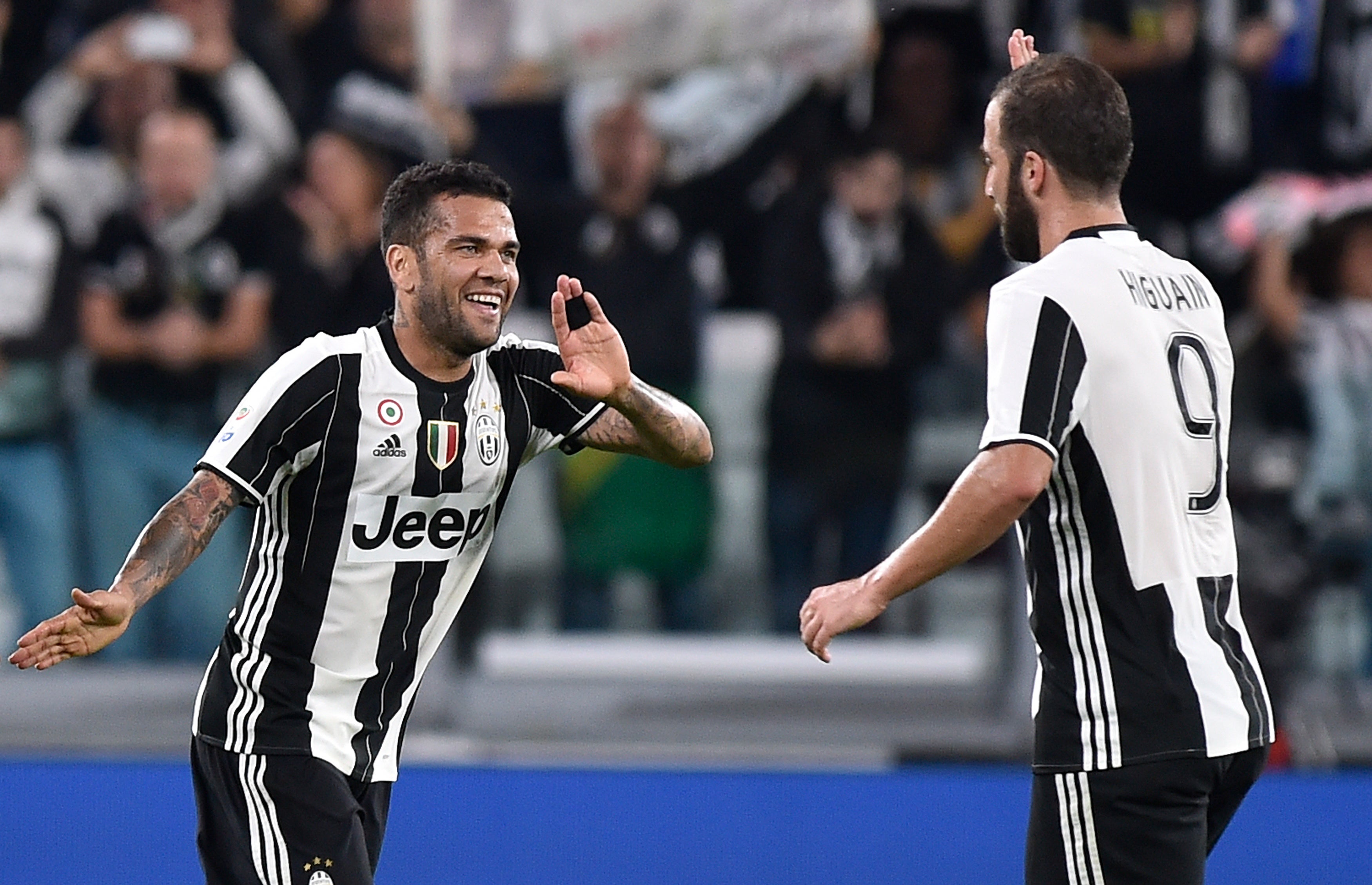 Higuaín cuelga un mensaje despidiéndose de Dani Alves y lo borra poco después Higuaín cuelga un mensaje despidiéndose de Dani Alves y lo borra poco después