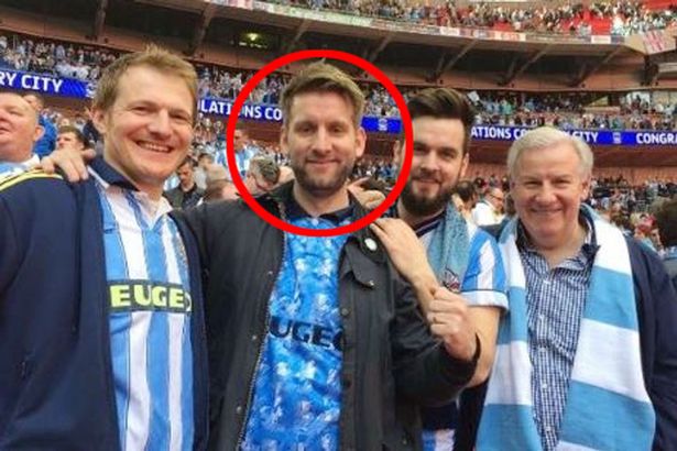 Un joven muere al intentar coger las gafas de sol que se le habían caído del autobús Un joven muere al intentar coger las gafas de sol que se le habían caído del autobús