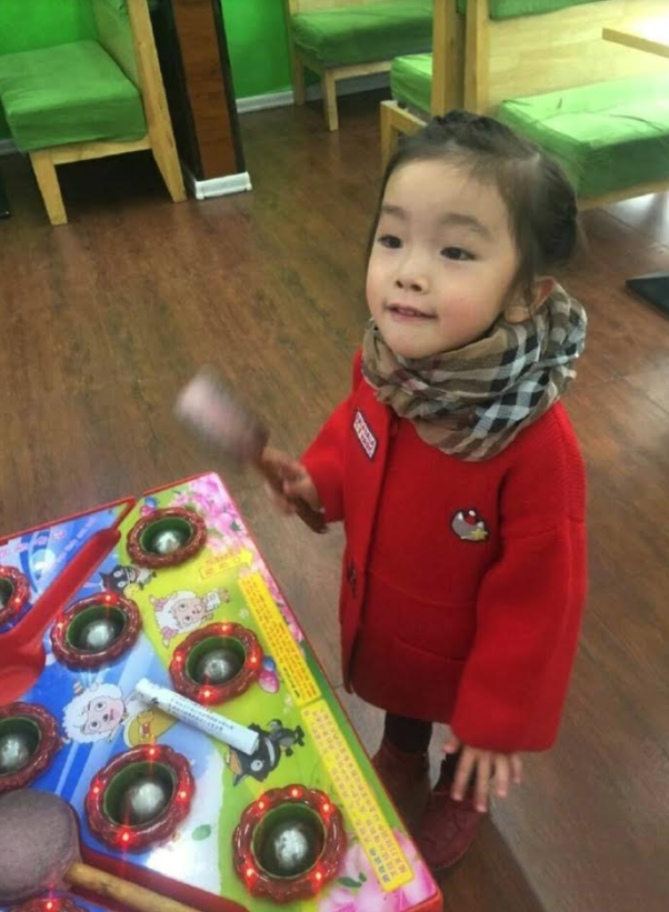 Una niña muere después de que su profesora le sellase la boca con cinta aislante y pegamento en China Una niña muere después de que su profesora le sellase la boca con cinta aislante y pegamento en China