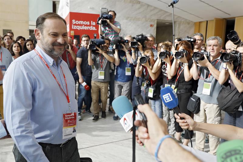 Ábalos se muestra convencido de que el PSOE seguirá "para adelante" Ábalos se muestra convencido de que el PSOE seguirá "para adelante"