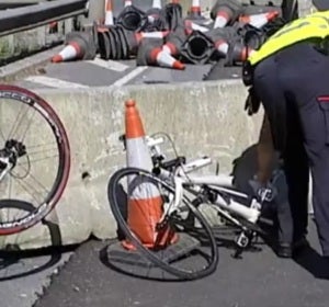 Así han quedado las bicicletas de los dos ciclistas Así han quedado las bicicletas de los dos ciclistas