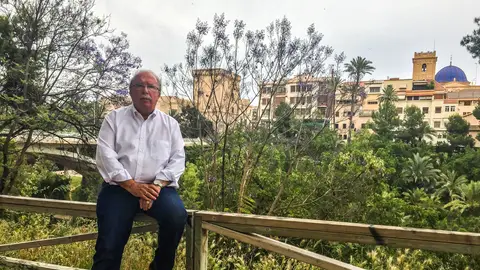 Enrique Gutiérrez, maestro y exdirector del CP Luis Vives de Elche. EDUCACIÓN