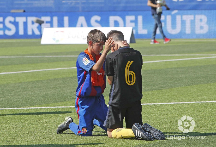 Los jugadores del Barcelona consuelan a los del Atlético de Madrid en LaLiga Promises Los jugadores del Barcelona consuelan a los del Atlético de Madrid en LaLiga Promises