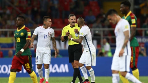 Los chilenos, protestando el gol anulado a Vargas por el VAR