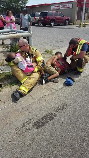 Dos bomberos consuelan a unos niños después de un accidente: "Era lo que teníamos que hacer" Dos bomberos consuelan a unos niños después de un accidente: "Era lo que teníamos que hacer"