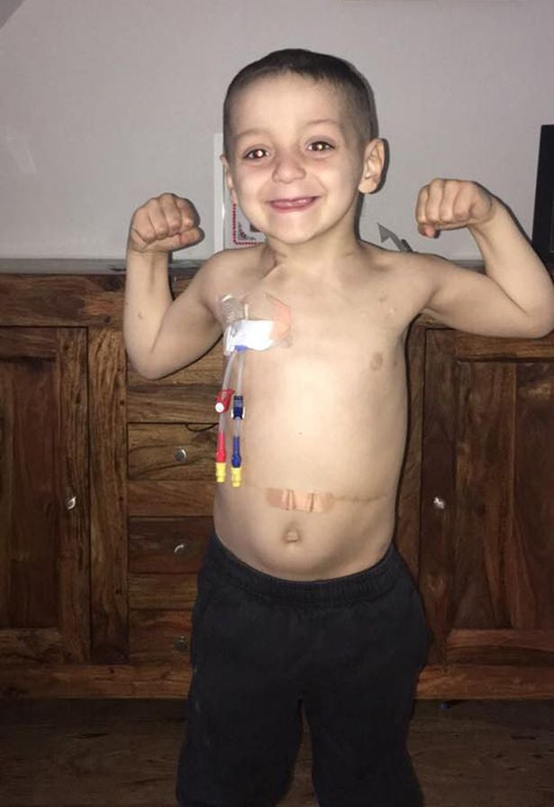 Un niño con neuroblastoma, emocionado después de estar lo suficientemente bien para poder irse de vacaciones Un niño con neuroblastoma, emocionado después de estar lo suficientemente bien para poder irse de vacaciones