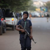 Oficial de policía de Malí durante una intervención
