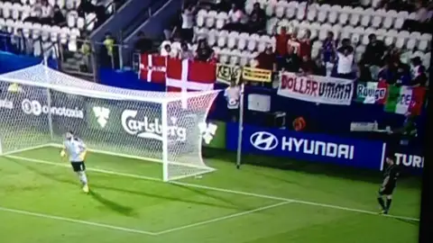 Donnarumma, y la pancarta 'Dollarumma' Donnarumma, y la pancarta 'Dollarumma'
