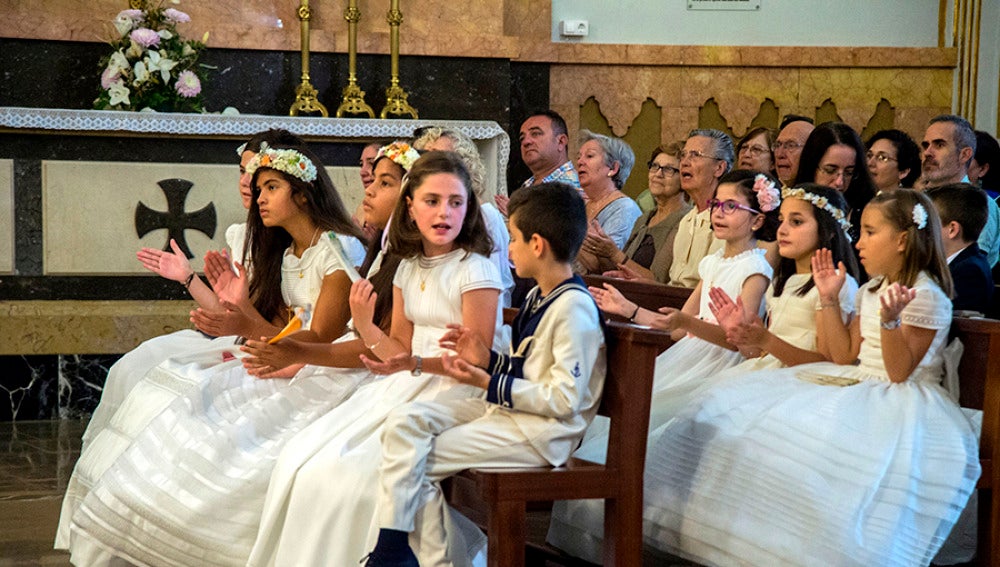 Más de cincuenta niños y niñas que han recibido su Primera Comunión en siete parroquias de la ciudad acudieron a Lledó.