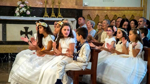 M&aacute;s de cincuenta ni&ntilde;os y ni&ntilde;as que han recibido su Primera Comuni&oacute;n en siete parroquias de la ciudad acudieron a Lled&oacute;.