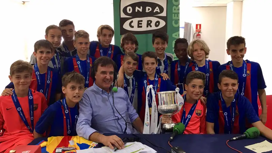 José Ramón de la Morena con los jugadores del Barcelona, campeones de LaLiga Promises José Ramón de la Morena con los jugadores del Barcelona, campeones de LaLiga Promises