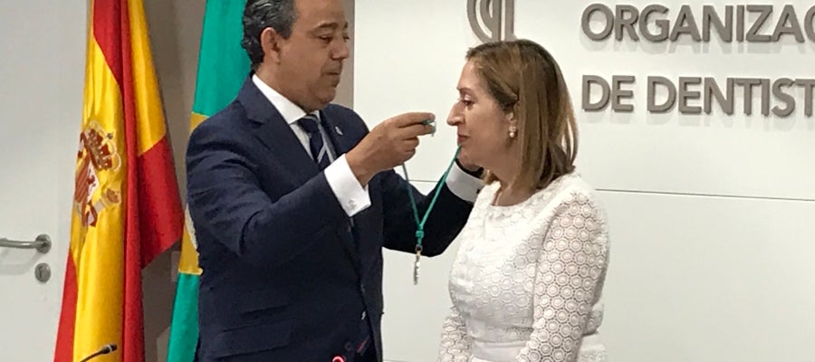 El presidente del Consejo General de Dentistas ha entregado la medalla de Miembro de Honor de la Organización a Ana Pastor El presidente del Consejo General de Dentistas ha entregado la medalla de Miembro de Honor de la Organización a Ana Pastor