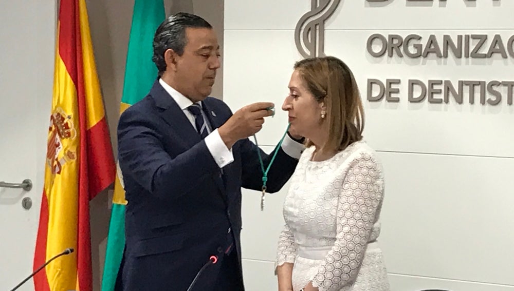 El presidente del Consejo General de Dentistas ha entregado la medalla de Miembro de Honor de la Organización a Ana Pastor
