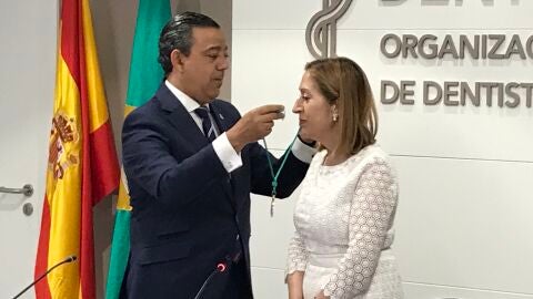Entrega medalla a Ana Pastor